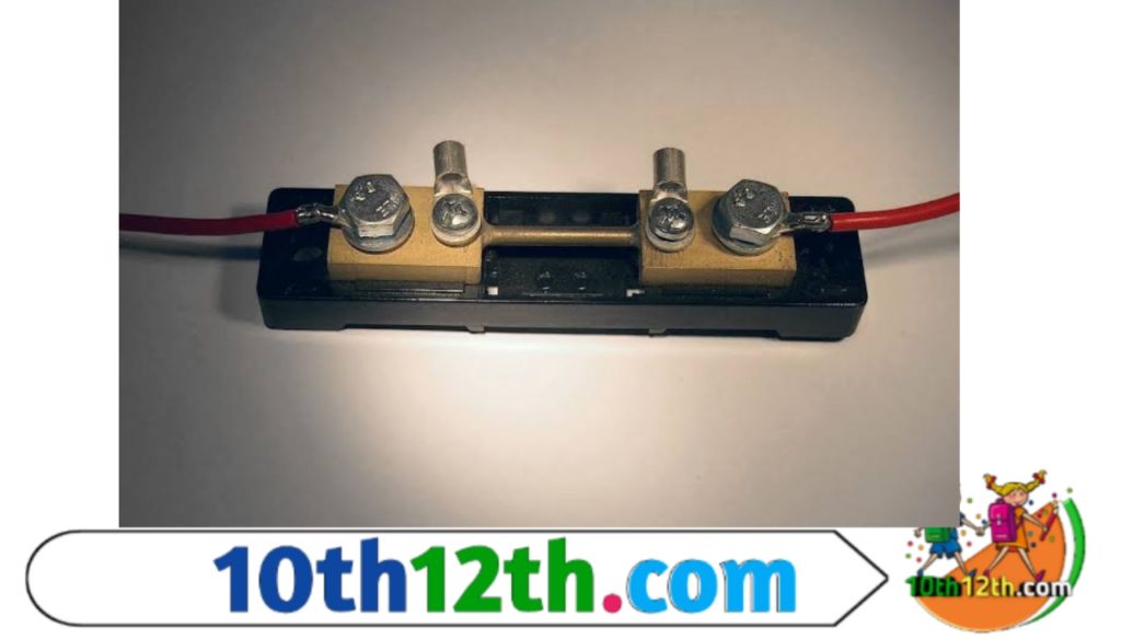 स्विच ऑन कर देने पर परिपथ का मार्ग पूर्ण हो जाता है और परिपथ में विद्युत् धारा प्रवाहित होने लगती है इस स्थिति को बंद परिपथ कहते हैं।